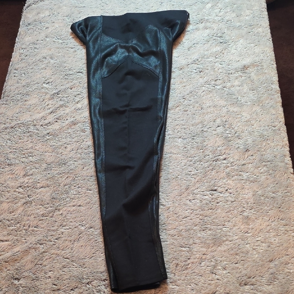 Abercrombie & Fitch Black Fashion Leggings. Size Medium - Picture 4 of 4